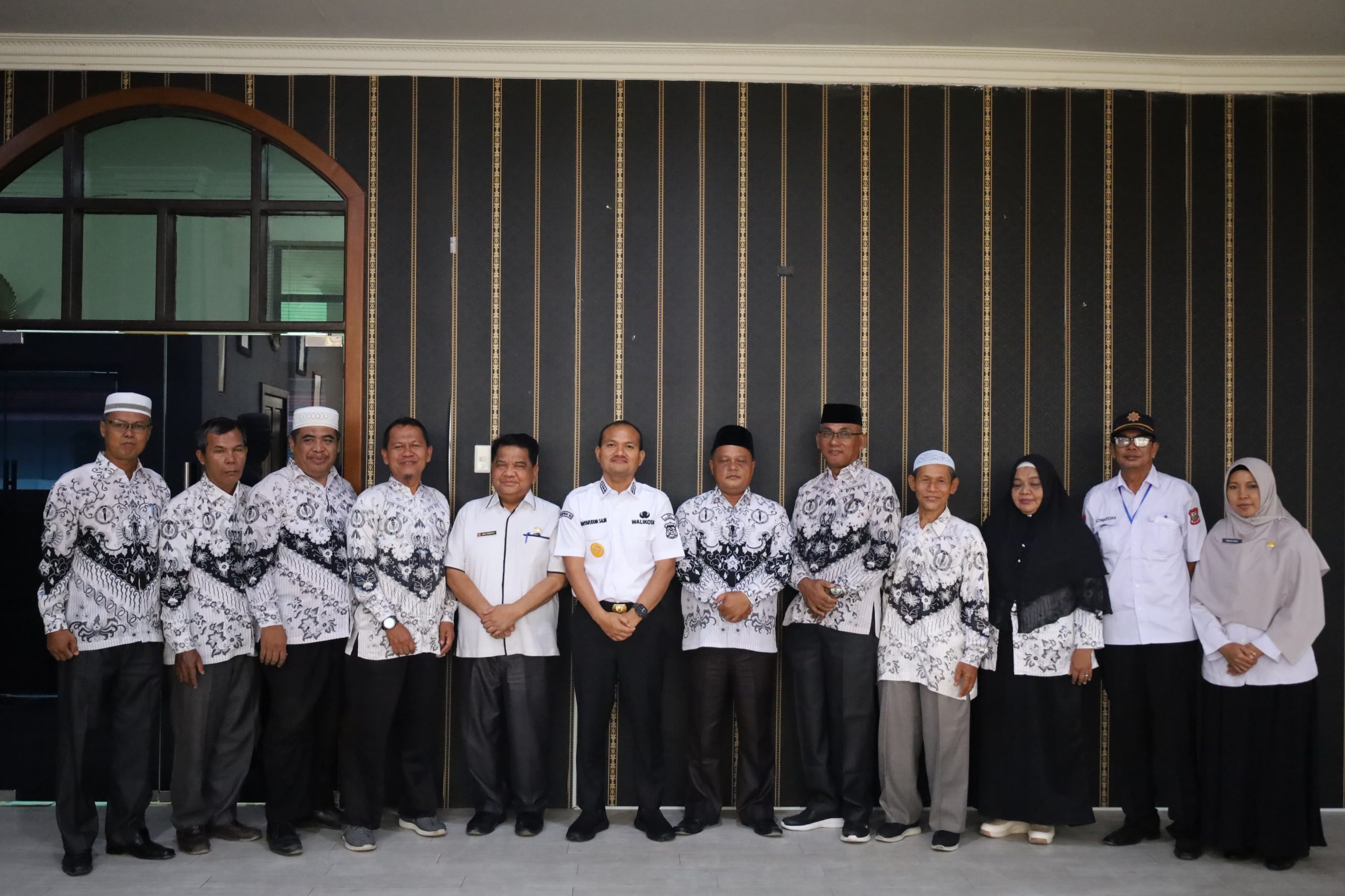 Ketua PGRI Bersama Pengurus Audensi Dengan Walikota Tanjungbalai