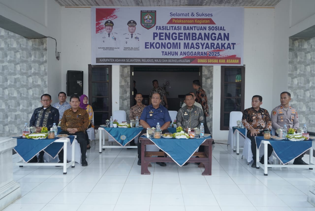 Bupati Asahan Serahkan Fasilitas Bantuan Sosial Pembangunan Ekonomi Masyarakat Tahun Anggaran 2025