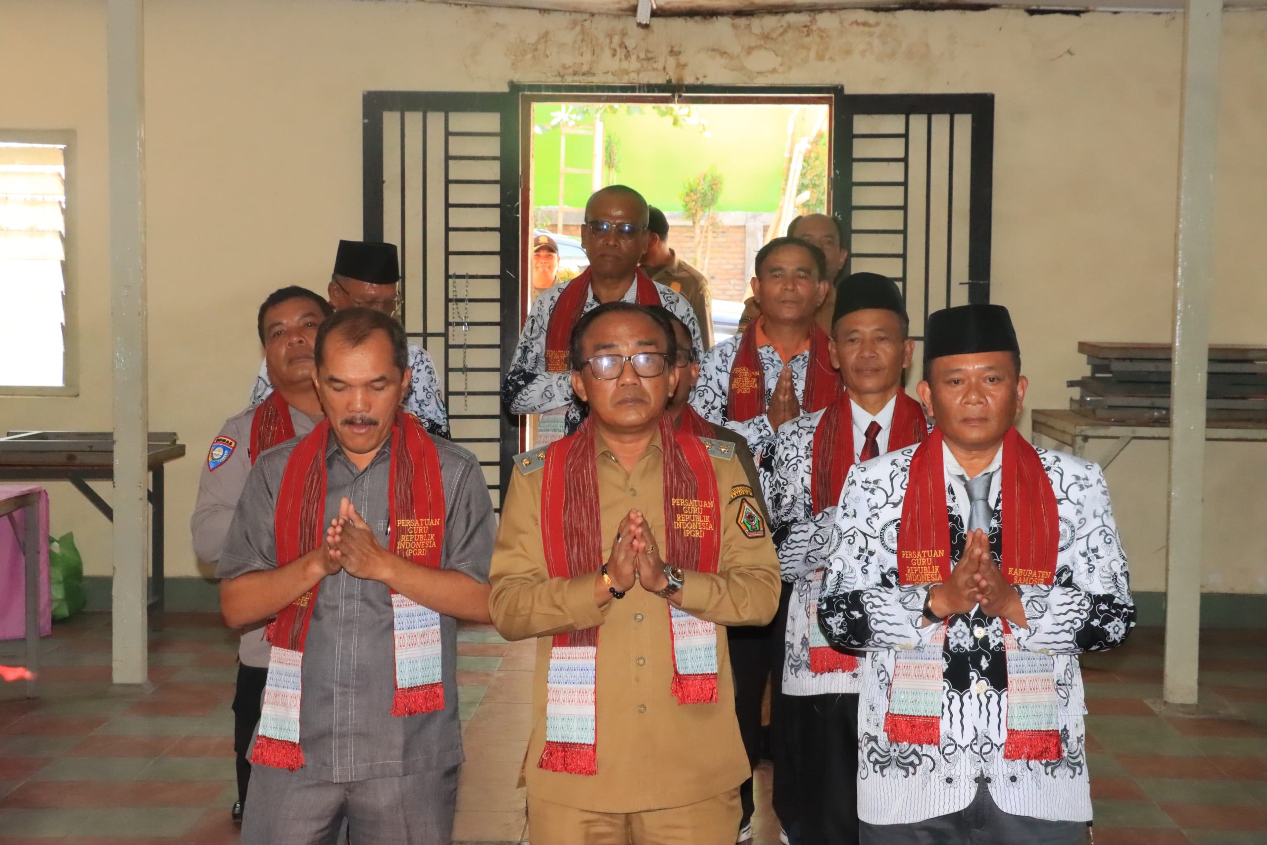 Hadiri Pelantikan PGRI Samosir Masa Bakti XXIII, Wabup Samosir Harapkan PGRI Berkontribusi Nyata dalam Pembangunan Pendidikan.