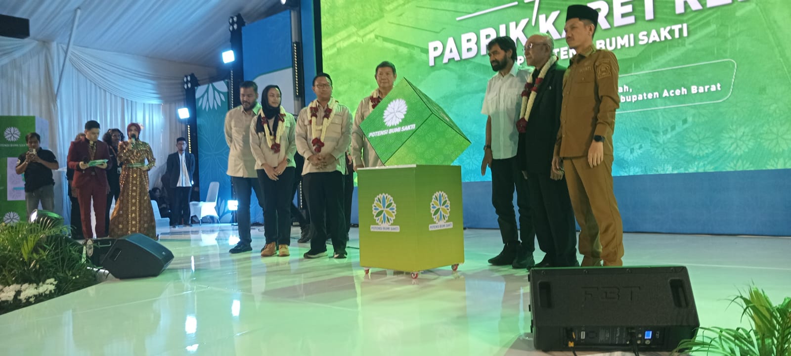 Dirut Arsari Group Bersama Gubernur Aceh, Wali Nanggroe,  dan Bupati Aceh Barat Meresmikan Pabrik Karet Remah PT Potensi Bumi Sakti