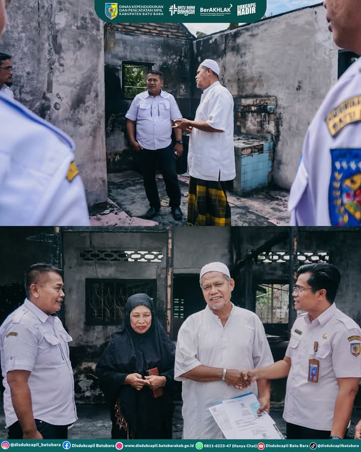 Disdukcapil Batu Bara Serahkan Dokumen Kependudukan Kepada M. Alimuddin Nasution Korban Kebakaran Rumah