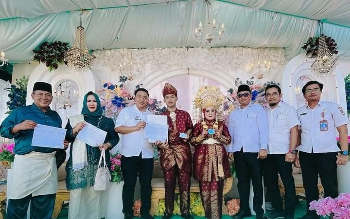 Plt. Kadisdukcapil Batu Bara Serahkan Dokumen Kependudukan Kepada Pasangan Suami Istri Muhammad Sayyid dan Mawar