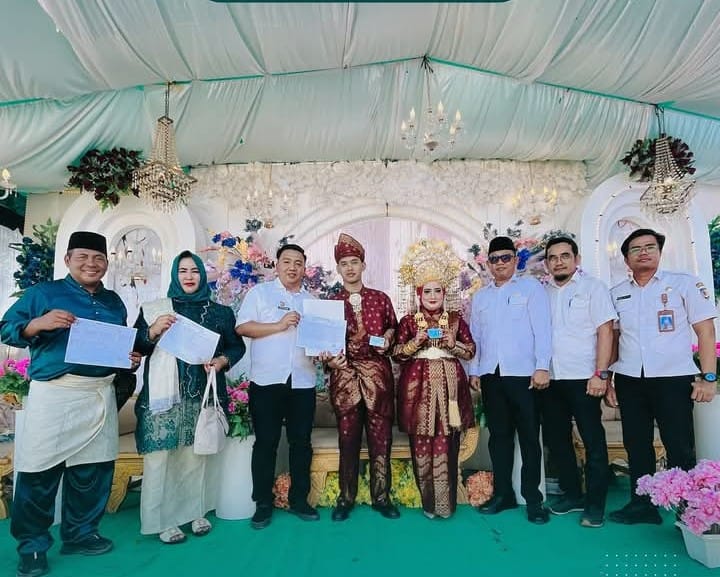 Plt. Kadisdukcapil Batu Bara Serahkan Dokumen Kependudukan Kepada Pasangan Suami Istri Muhammad Sayyid dan Mawar