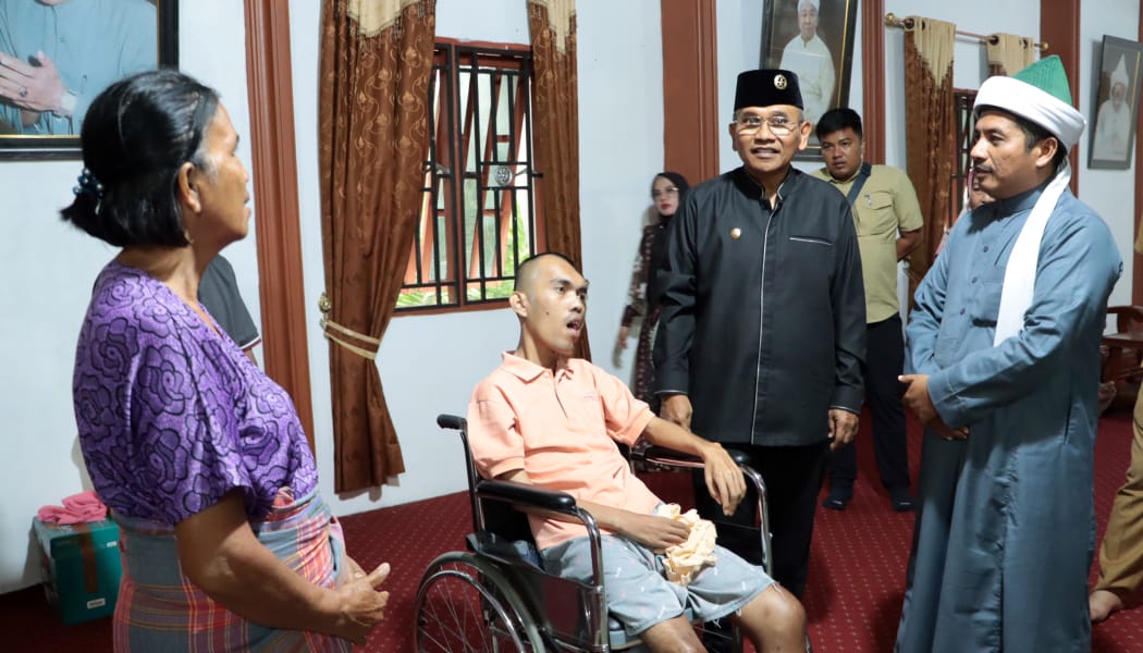 Ulurkan Tangan Kemanusiaan, Bupati Simalungun Bantu Kursi Roda untuk Jayaman Rajagukguk
