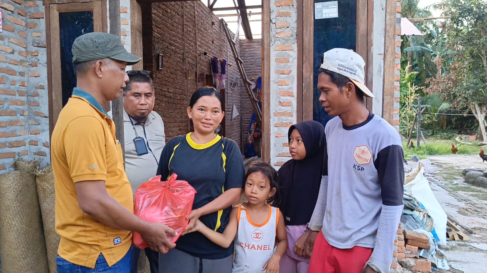 Bantuan Terus Berdatangan, Korban Bencana Angin Puting Beliung di Sergai Terpaksa Berhutang Perbaiki Atap Seng