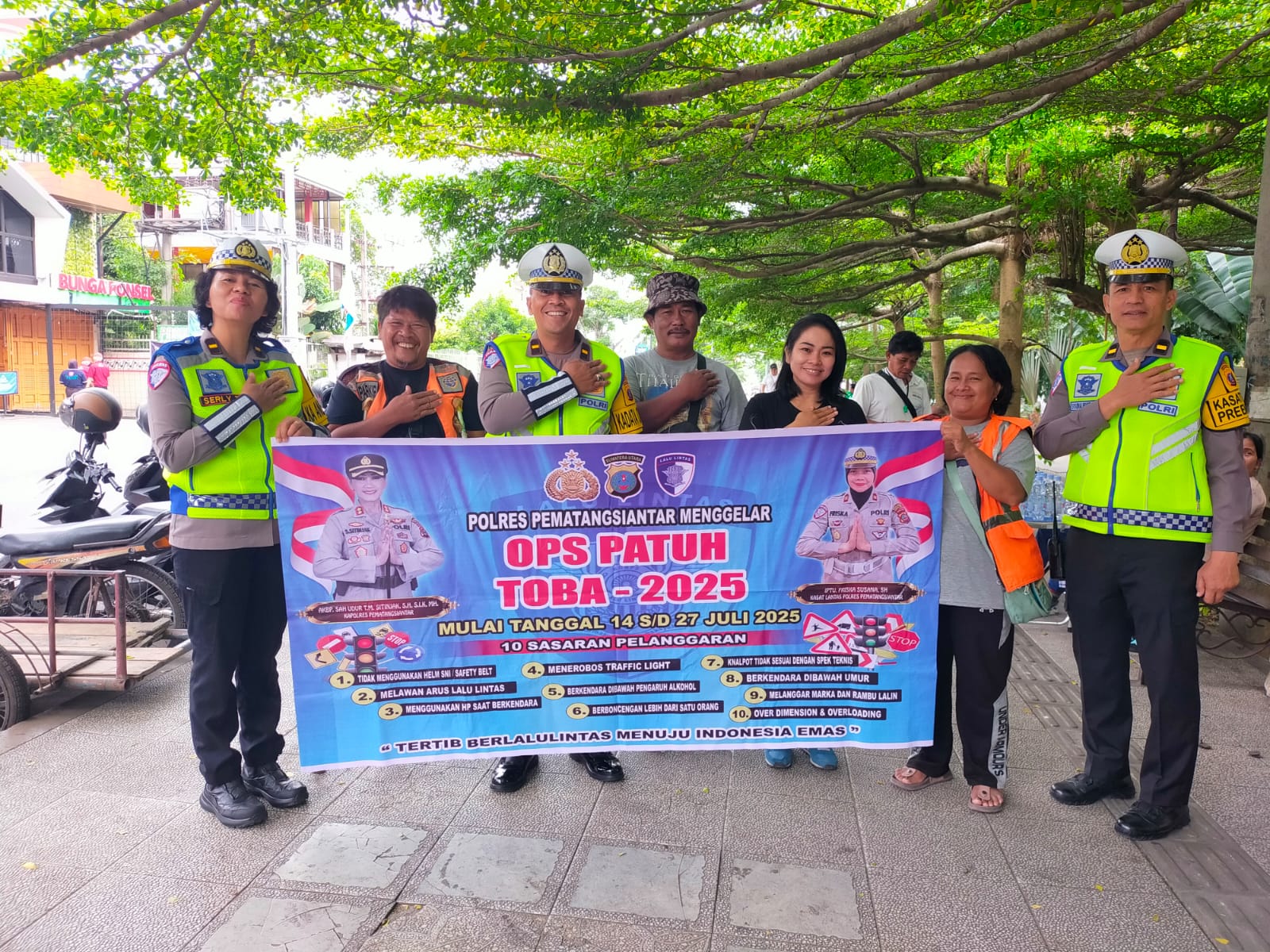 Sat Lantas Polres Pematangsiantar Sosialisasi Operasi Patuh Toba 2025 kepada Juru Parkir dan Para Pengemudi