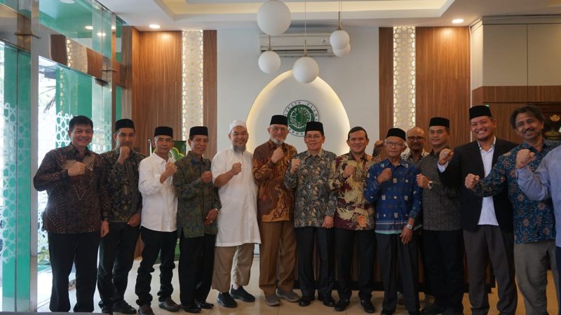 Wagub Aceh Serahkan Dokumen Tanah Wakaf Blang Padang ke MUI