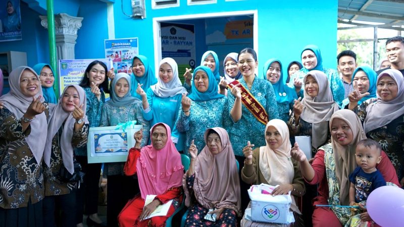 Ny. Endang Kurniasih Dampingi Kahiyang Ayu Tinjau Posyandu dan Salurkan Bantuan di Langkat