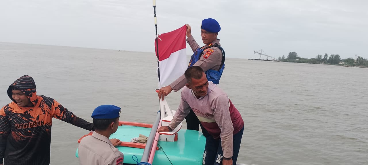 Sambut HUT RI ke-80, Satpolairud Polres Aceh Barat Bagikan 80 Bendera Merah Putih kepada Nelayan