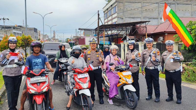 Sambut Kemerdekaan RI Ke 80, Sat Lantas Polres Inhu Bagikan Bendera Bagi Pengguna Jalan di Sejumlah  Ruas 