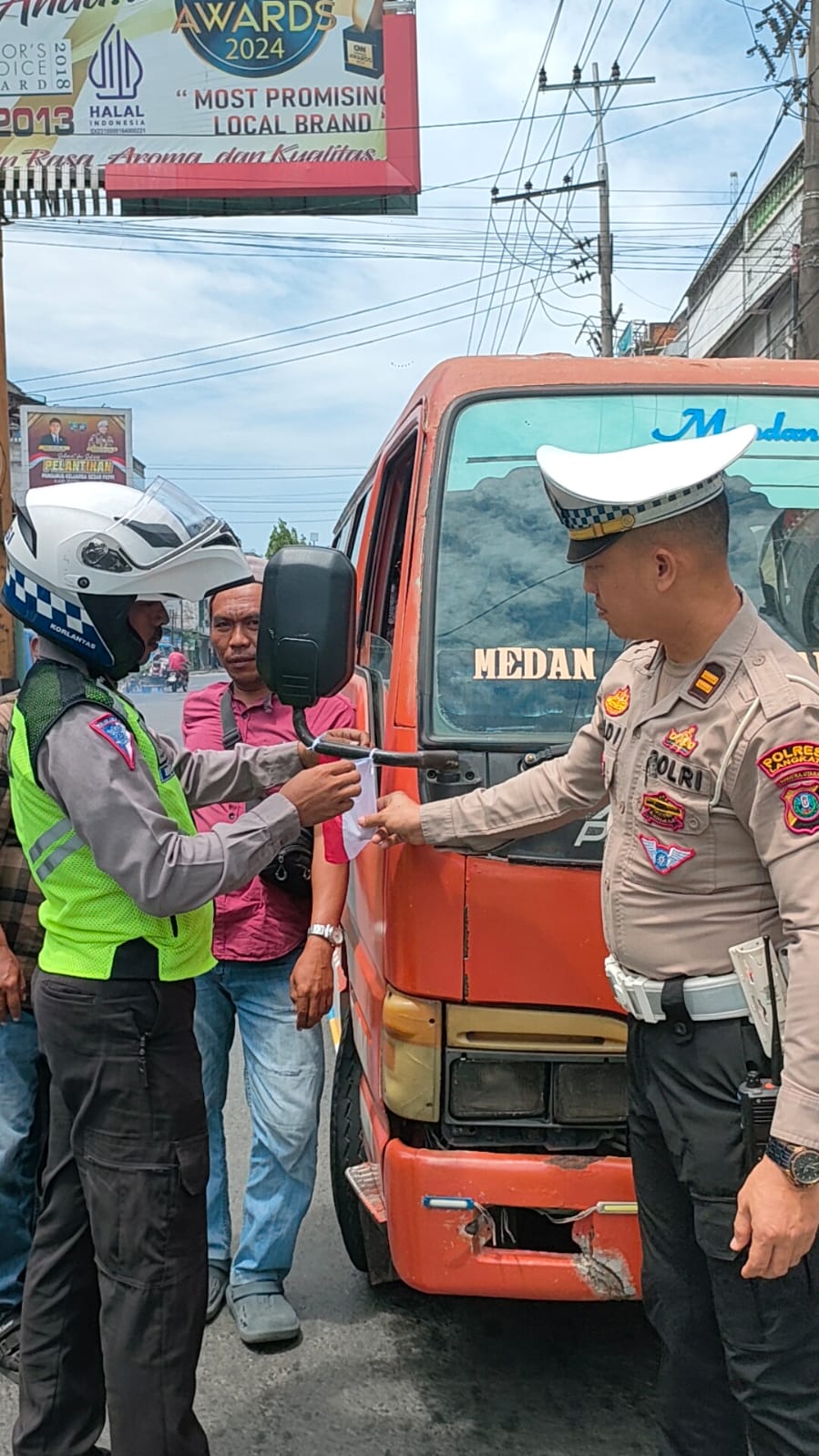 Bagikan Bendera Merah Putih Kepada Pengguna Jalan, Sat Lantas Menyapa Kemerdekaan