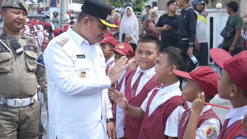 Merah Putih Dibagikan di Jalanan Asahan, Bupati: Jangan Sampai Simbol Negara Kalah dari Bendera Fiksi