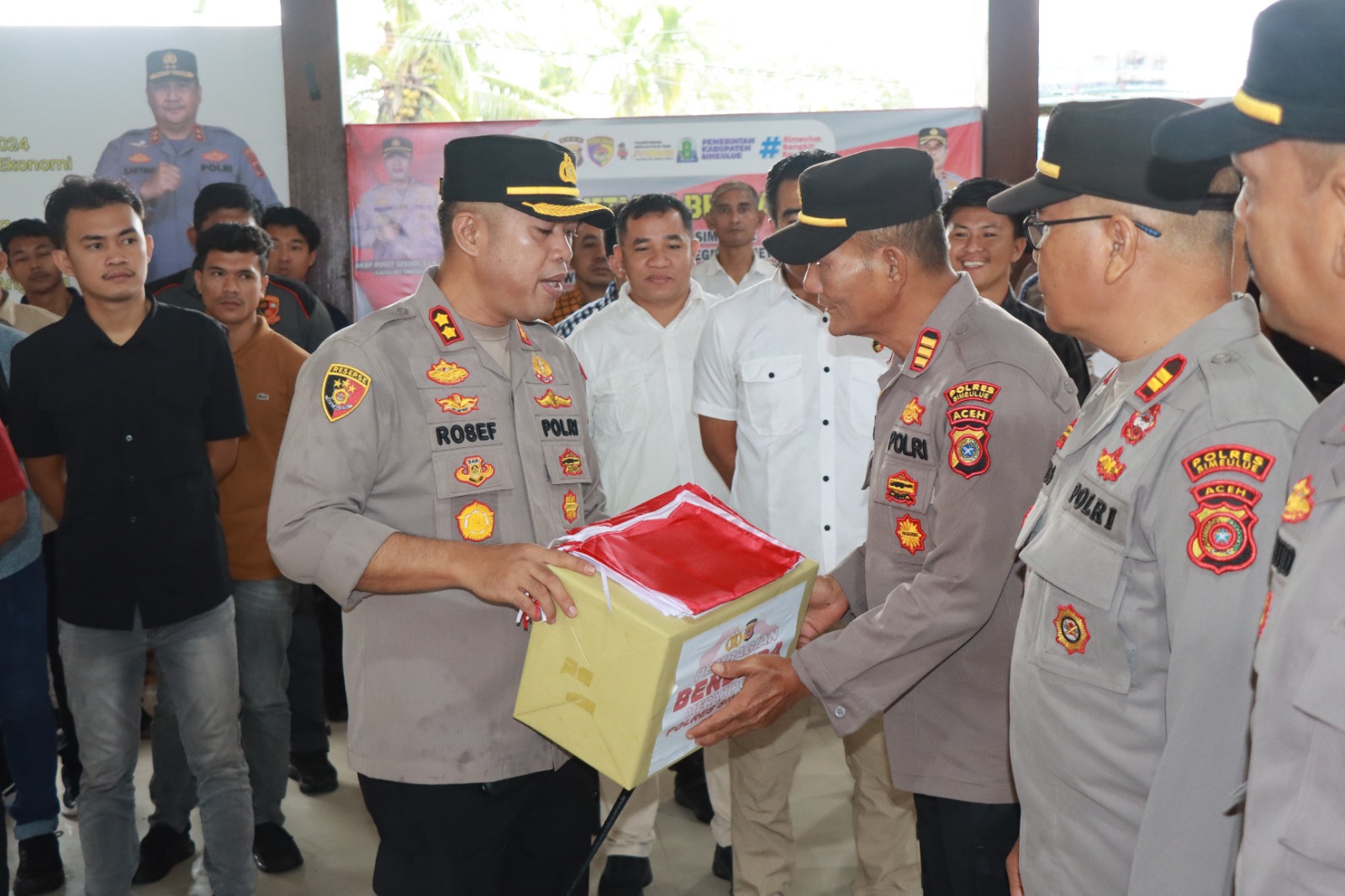 Polres Simeulue Bagikan Bendera Merah Putih Kepada Para Kapolsek Untuk Diteruskan Kepada Masyarakat