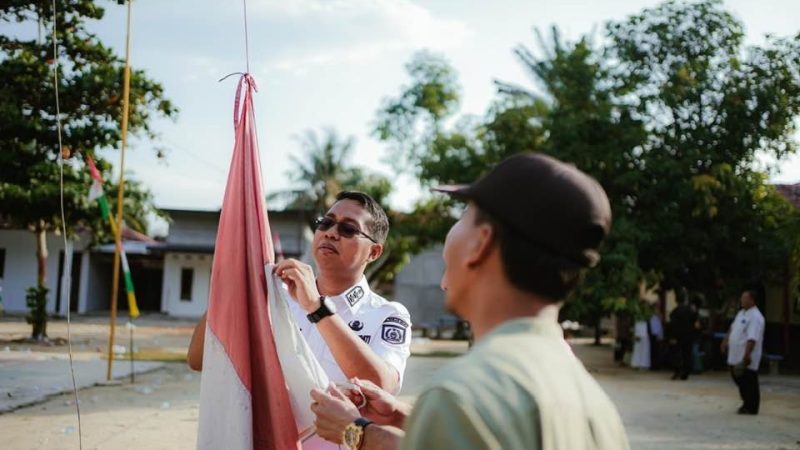 Peduli Wibawa Pelayanan Publik, Wabup Rohil Jhony Charles Turunkan Bendera Lusuh