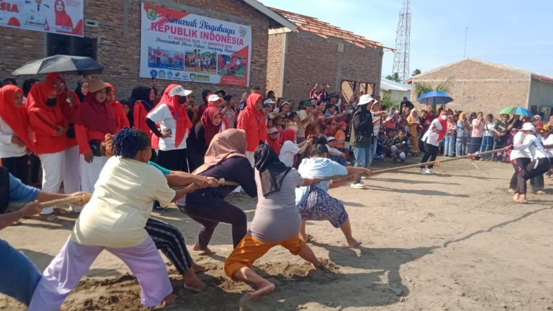 Lomba Tarik Tambang Pemdes Petaring Meriahkan HUT RI ke-80, Tim PSGR Putri Juara I