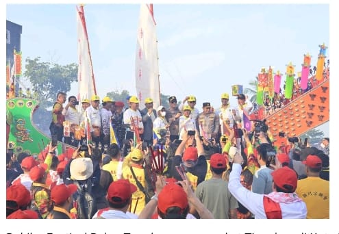 Bupati Rohil Berbaur dengan Masyarakat Tiong Hoa Di Even Bakar Tongkang
