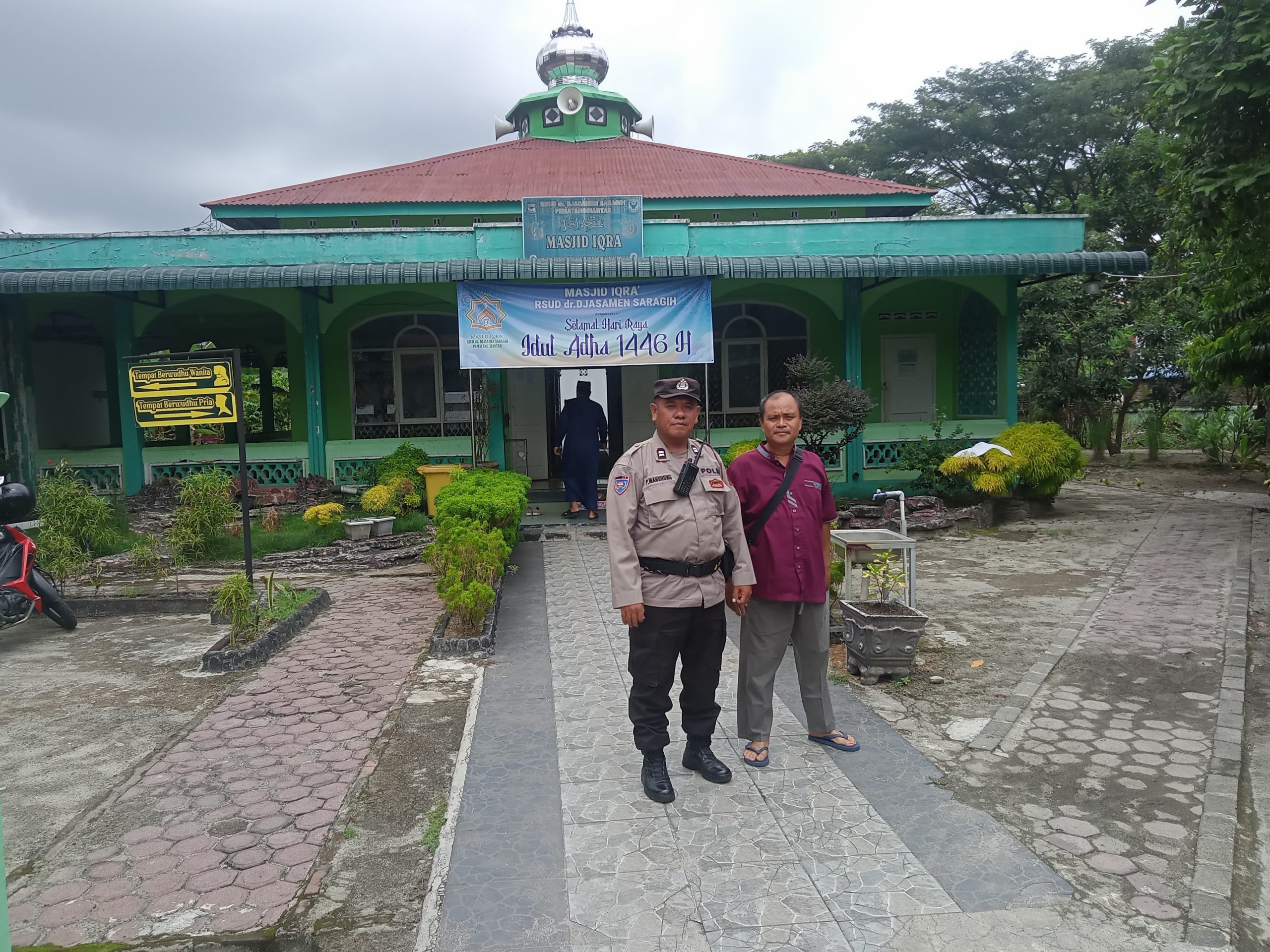 Polsek Siantar Selatan Laksanakan Patroli R4 untuk Pastikan Keamanan dan Kenyamanan Saat Ibadah Sholat Jumat di Mesjid