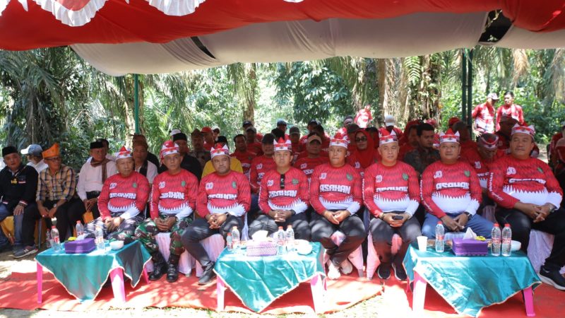 Pengibaran Bendera Merah Putih di Air Terjun Simonang-Monang Sambut HUT ke-80 RI