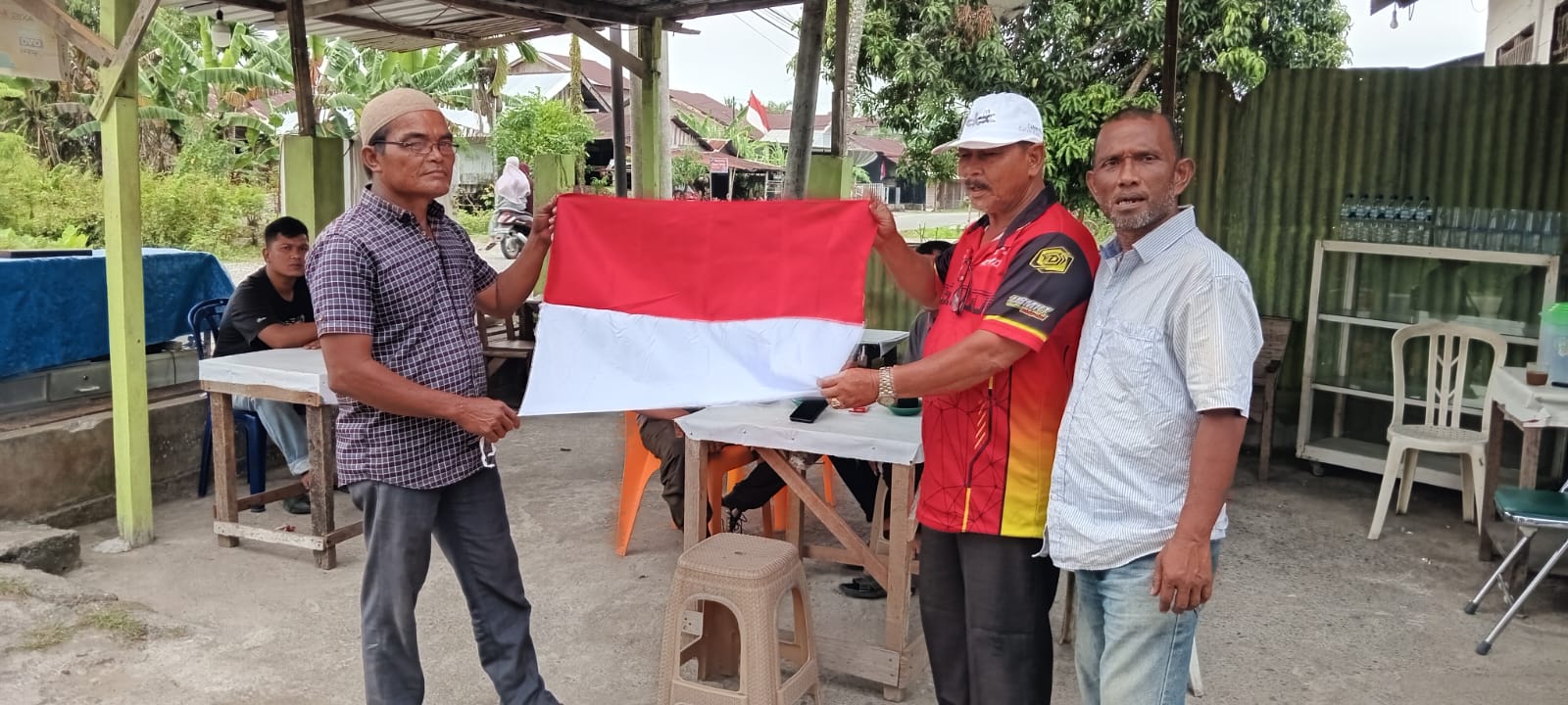 Sambut HUT RI ke 80, Ketua PD IWO Aceh Barat Syamsul Riza Azm Bagikan Bendera Merah Putih 