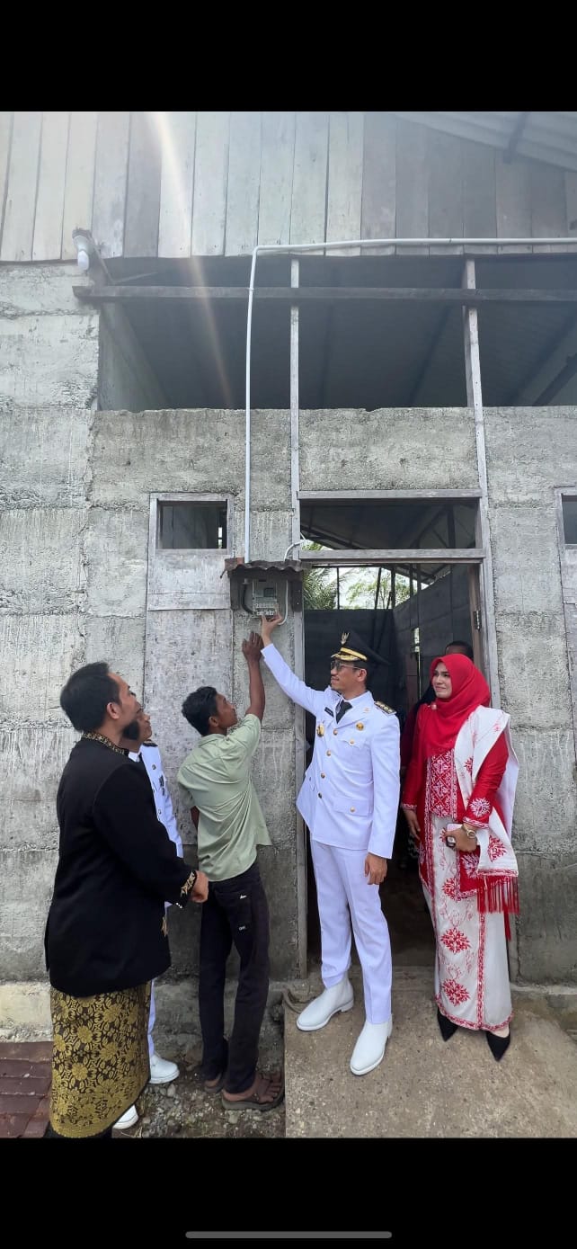Bupati Aceh Barat Tarmizi, SP, MM bersama Istri yang juga Ketua TP PKK, Ny. Afrinda Novalia, SE, MM, Meninjau Kondisi Warga Kurang Mampu di Gampong Masjid Tuha