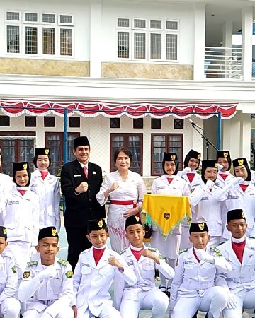 Rayakan HUT Kemerdekaan RI ke 80, Dr. Lily MBA, Ikuti Upacara Bendera di Halaman Sekolah SMP Pertiwi 