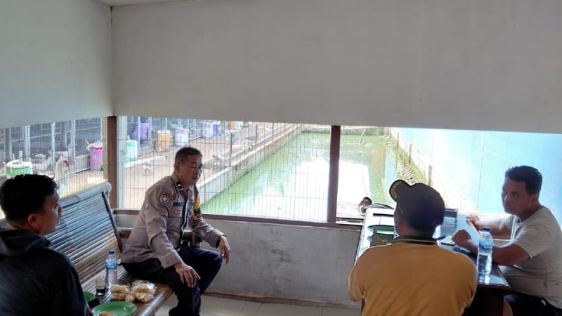 Bhabinkamtibmas Desa Banyumas Sambangi Warga Binannya Sosialisasikan call Center 110