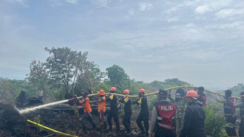 Cegah Api Meluas, Brimob dan Tim Gabungan Terjun ke Lokasi Karhutla di Nagan Raya