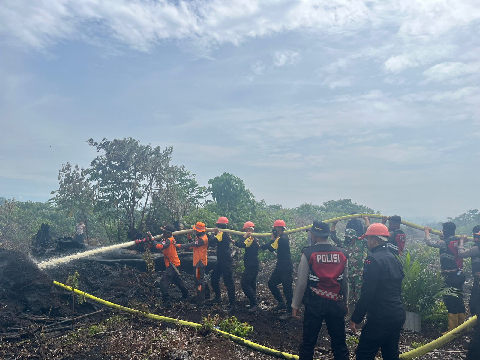 Cegah Api Meluas, Brimob dan Tim Gabungan Terjun ke Lokasi Karhutla di Nagan Raya