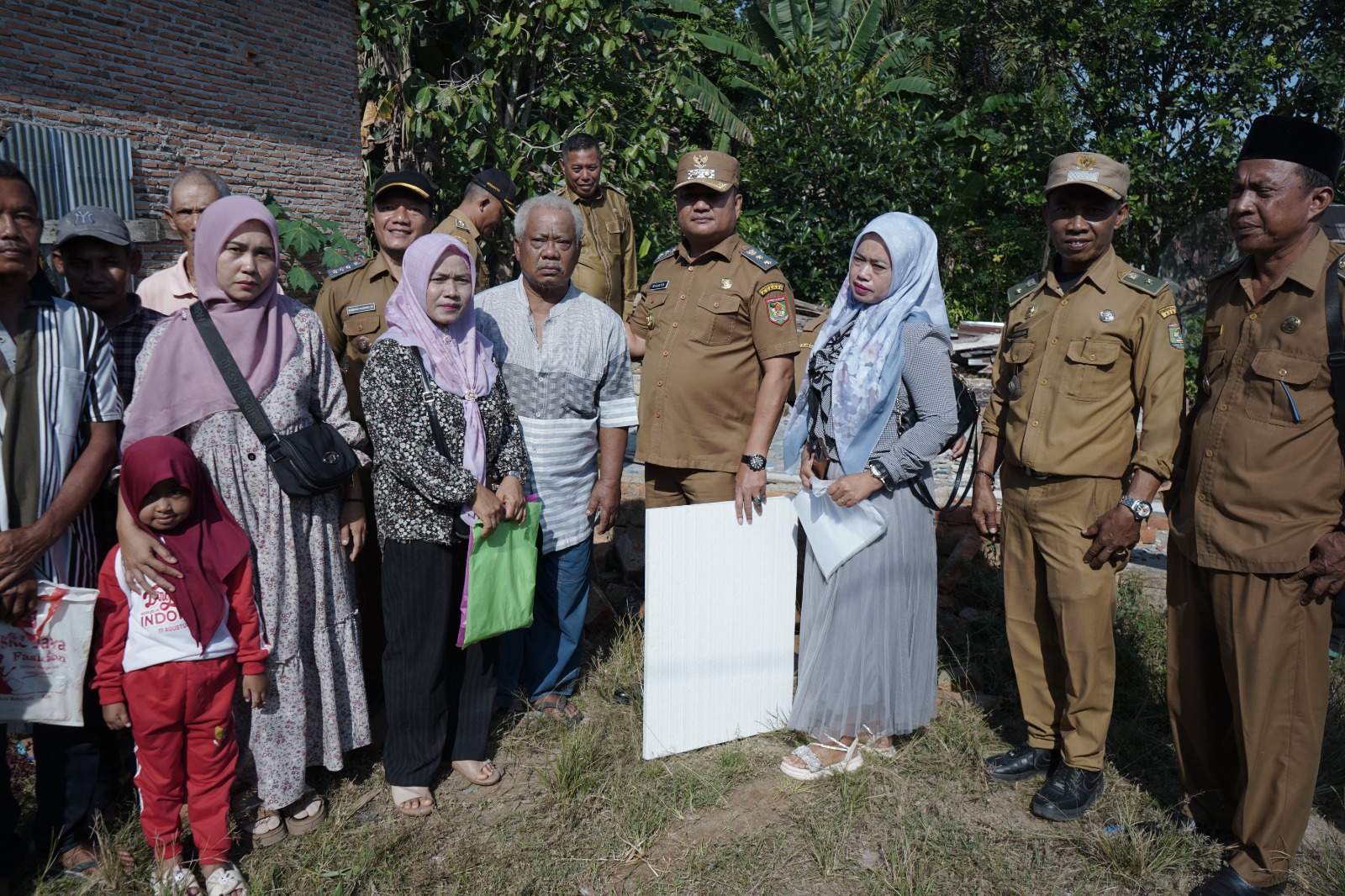 Wakil Bupati Asahan Salurkan Bantuan Kemensos Untuk Keluarga Terdampak Angin Kencang