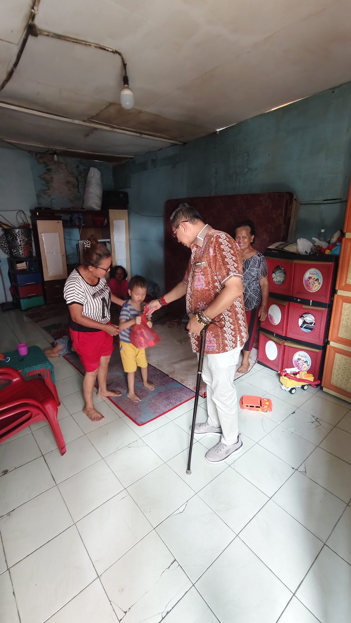 Dalam Rangka Menyambut Kemerdekaan RI ke 80, Ketua Permabudhi Sumut Bagikan Susu dan Vitamin kepada Balita Stunting 