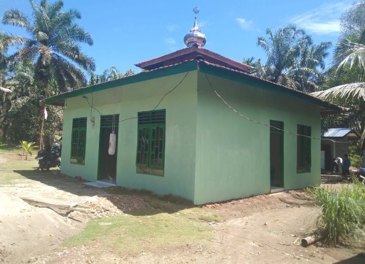 Sentuh Hati Masyarakat, TMMD Ke-125 Kodim 0209/LB Bersihkan Masjid Al-Huda
