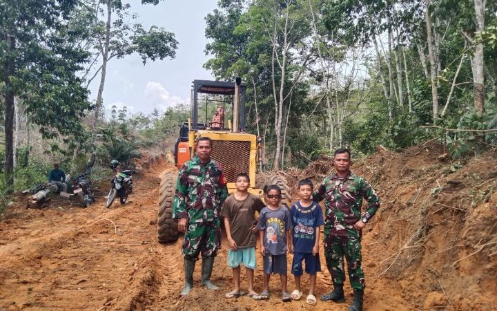 Selain Bangun Jalan, TMMD 125 Kodim 0209/LB Juga Ciptakan Kehangatan Dan Keakraban Dengan Warga Tanjung Medan