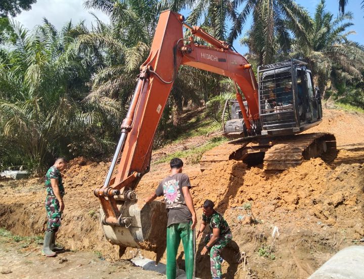 TMMD 125 Di Tanjung Medan: TNI Dan Warga Gotong Royong Pasang Gorong-Gorong