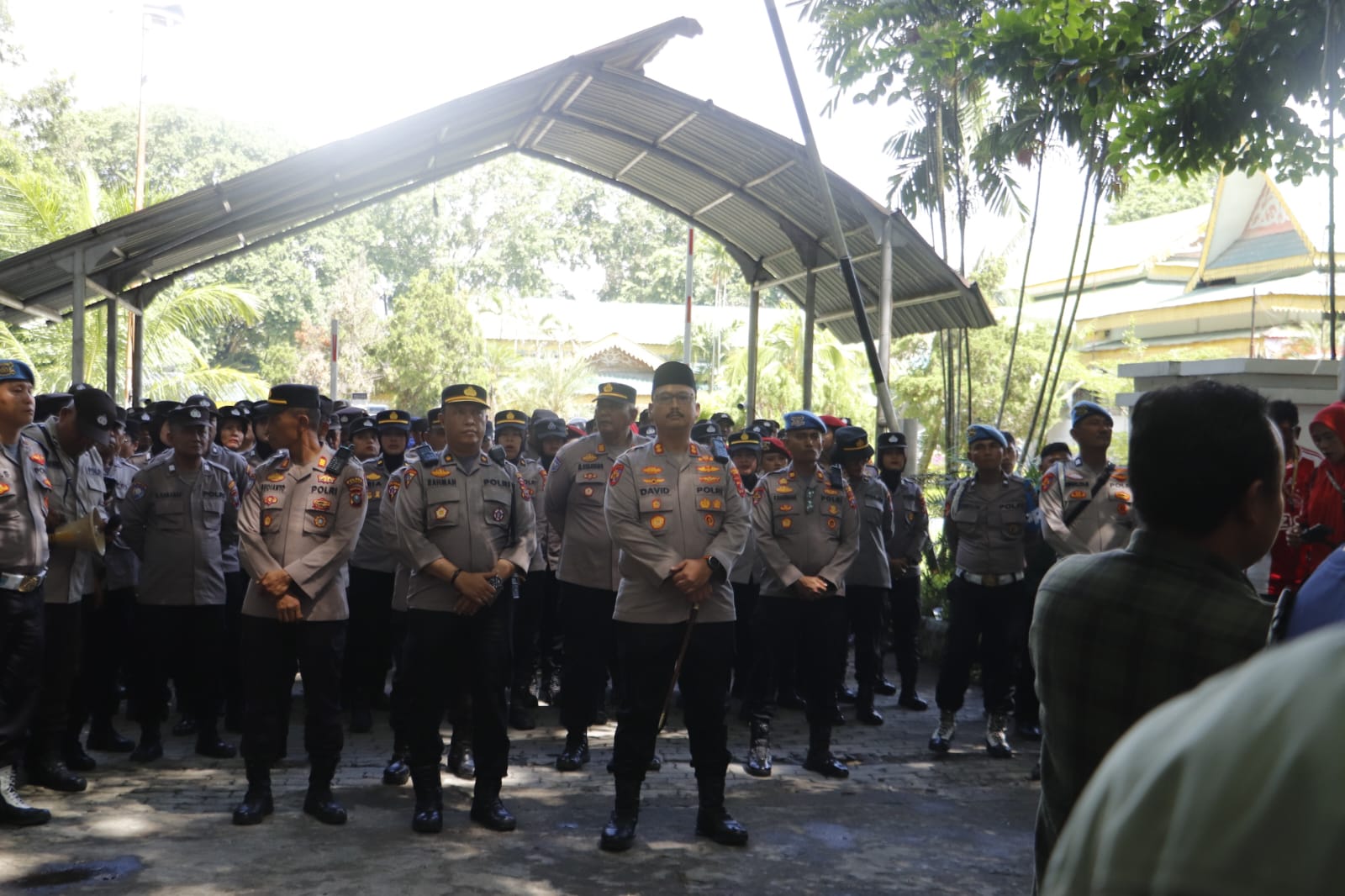 Polres Langkat Polda Sumut Berhasil Menghadirkan Suasana Aman Penuh Kekeluargaan,Kawal Aksi Unjuk Rasa Kelompok SADAR di DPRD Langkat