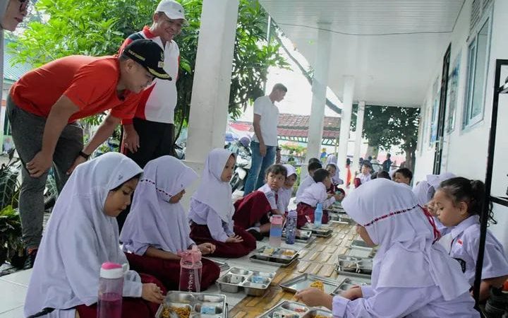 Sapa Anak-anak SDN 102041 Firdaus, Wabup Adlin : Semoga Kelak Jadi Generasi Cerdas