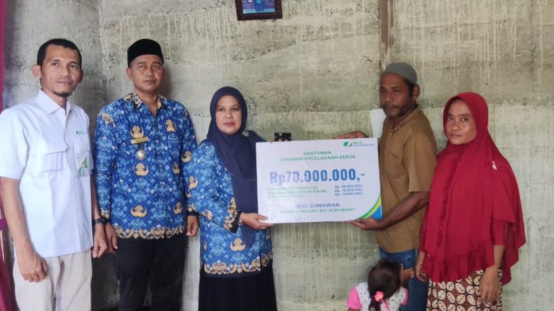BPJS Ketenagakerjaan Meulaboh Serahkan Santunan JKK Rp70 Juta di Hari Pelanggan Nasional