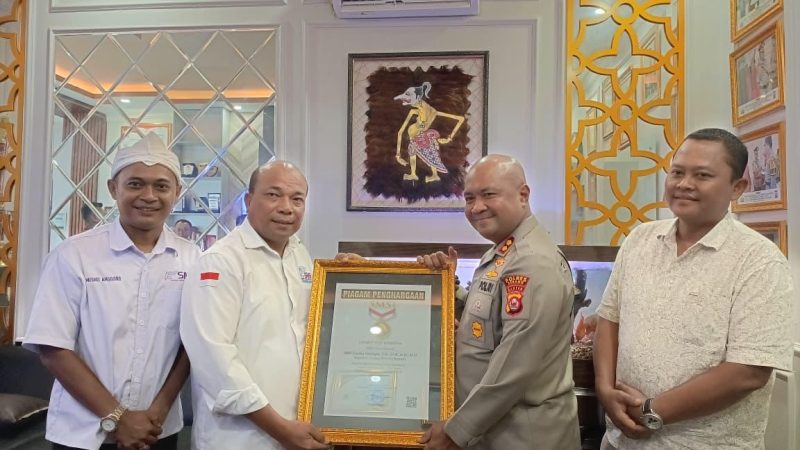 Dukung Pers Bebas dan Transparan, Kapolres Serang Terima Penghargaan SMSI