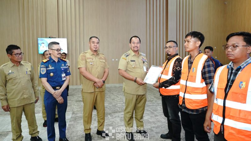 Tingkatkan Kualitas SDM, Bupati Baharuddin Siagian Serahkan 60 Sertifikat Kompetensi K3