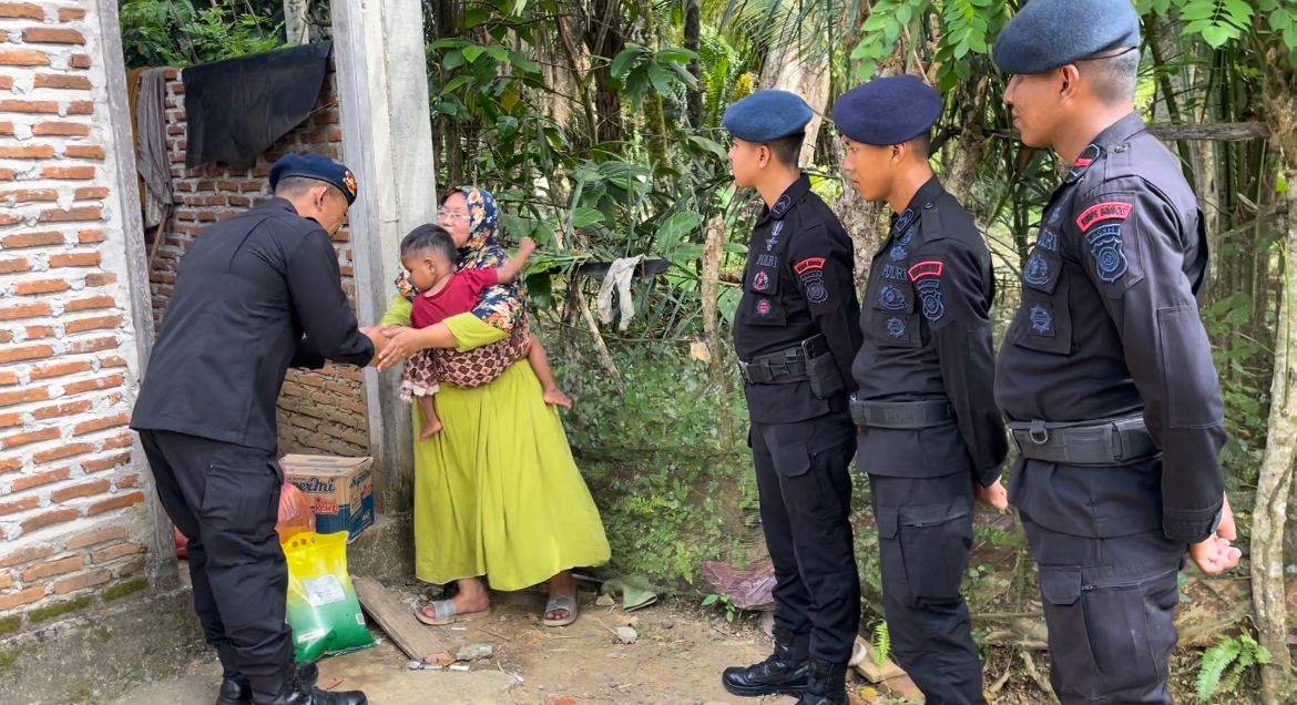 Peduli Sesama, Brimob Aceh Batalyon C Pelopor Ringankan Beban Warga Kurang Mampu