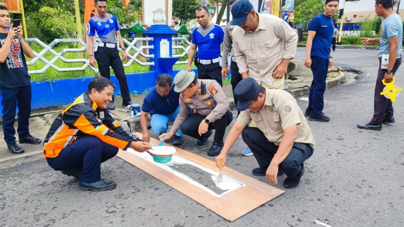 Peringatan Hari Lalu Lintas Bhayangkara,Polantas Inhu Cat Marka Jalan dan Tanam Pohon
