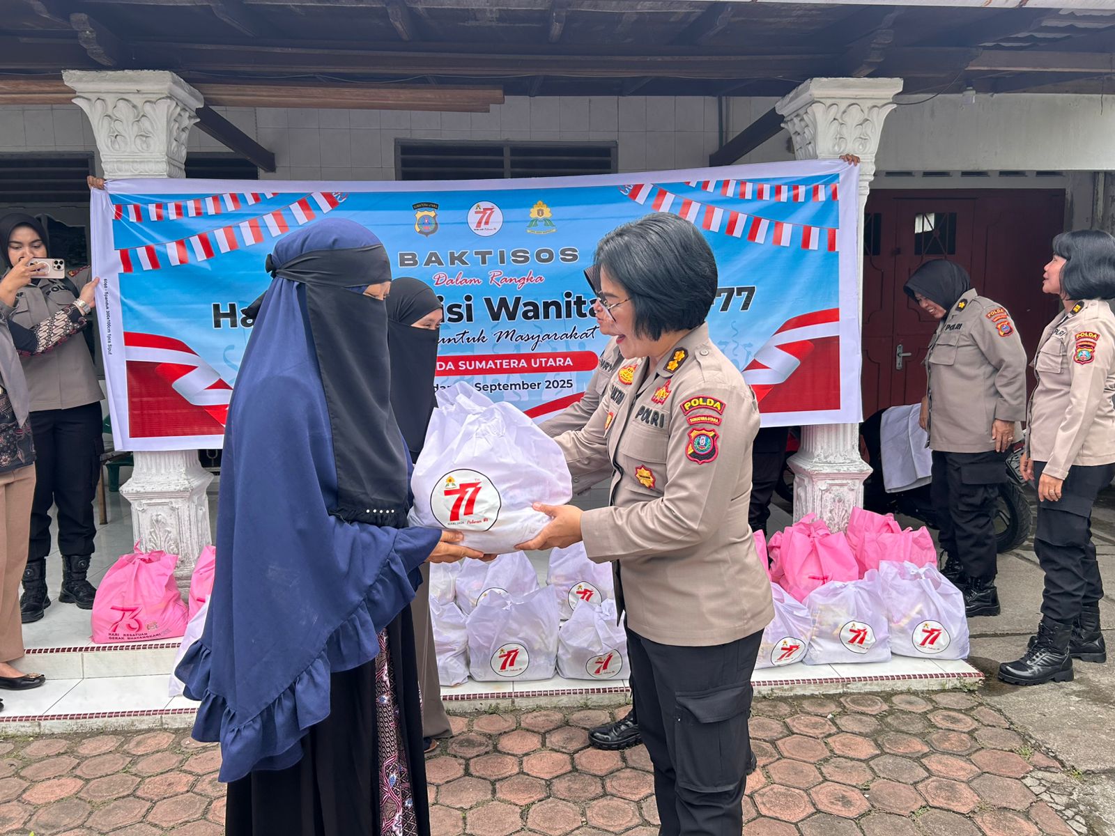 Srikandi Polri Berbagi Kasih: Polwan Polda Sumut Menggelar Bakti Sosial HUT Ke-77 Tahun
