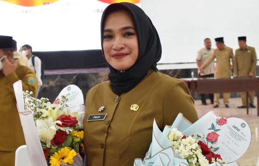 Bobby Nasution Copot Puji Latuperissa dari Sekretaris Diskop UKM Sumut Gegara Main Handphone Saat Pengarahan