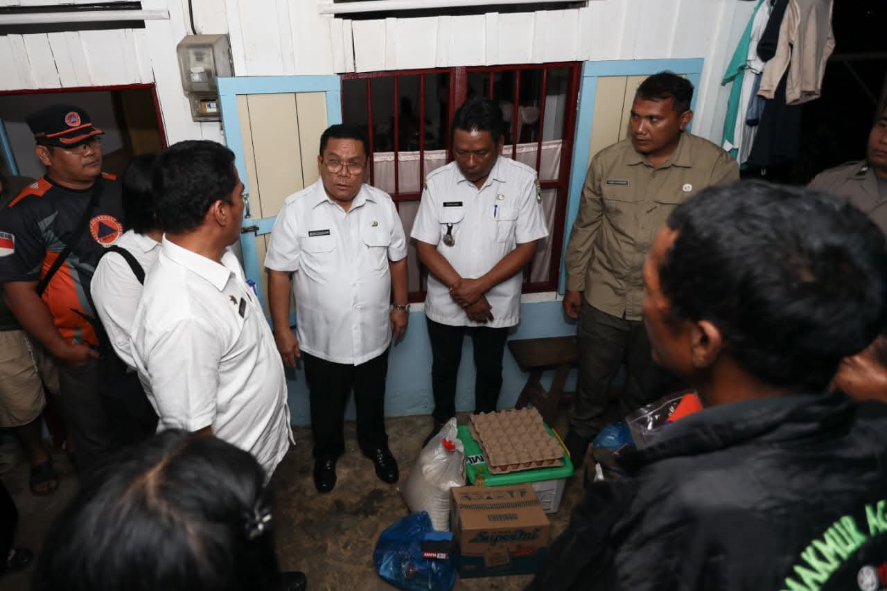 Wesly Kunjungi dan Serahkan Bantuan kepada Warga Terdampak Angin Puting Beliung