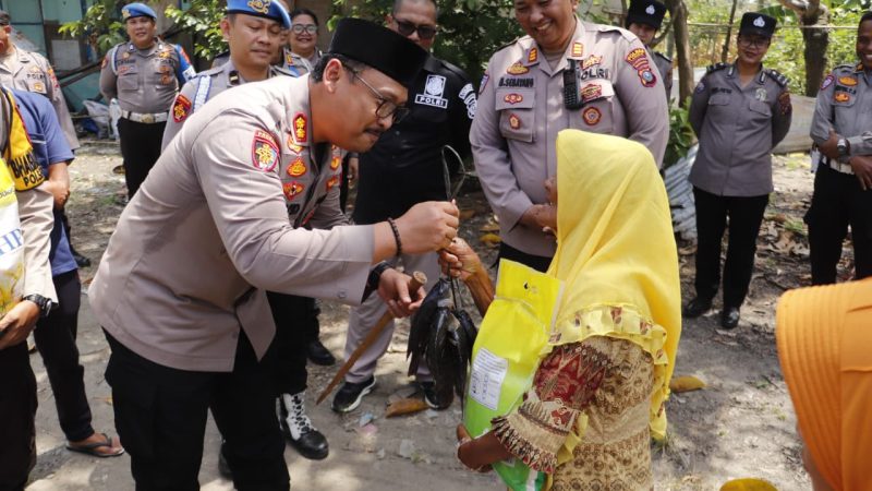 Polres Langkat Polda Sumut Bagikan Ikan Hasil Panen Bioflok dan Beras untuk Warga Kurang Mampu