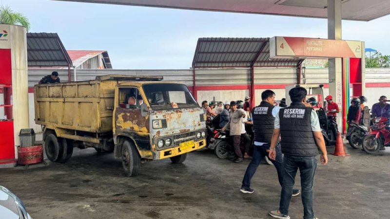 Polres Aceh Barat Gelar Penertiban Antrian Solar Subsidi di Sejumlah SPBU