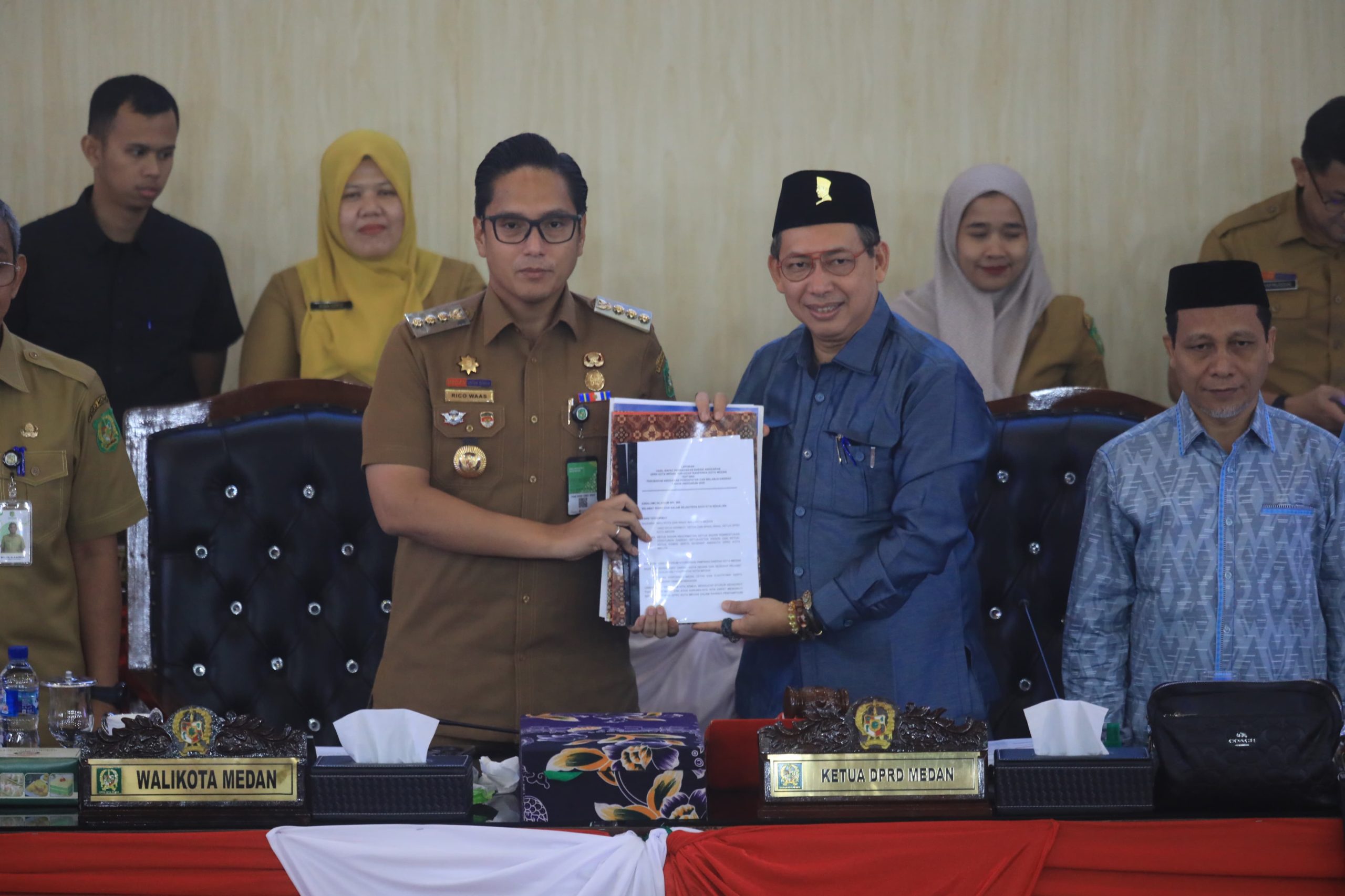 P-APBD Kota Medan 2025 Disahkan, Pendapatan Daerah Rp6,96 Triliun Rico Waas dan DPRD Medan Tandatangani Kesepakatan Bersama