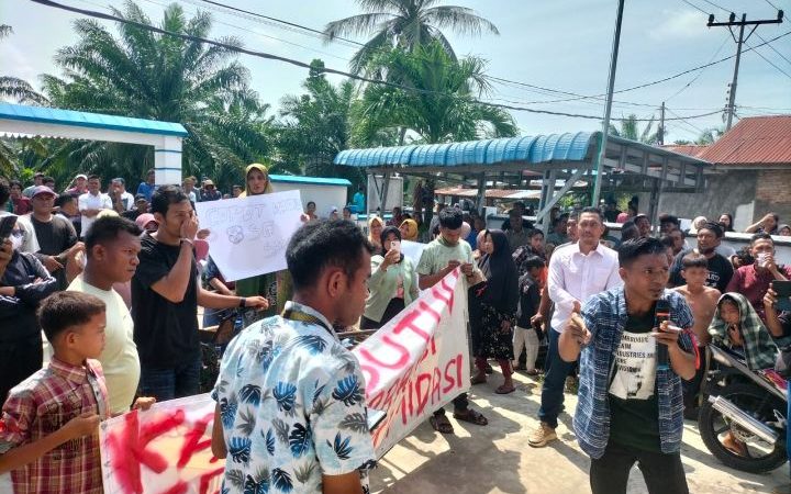 Puluhan Aktivis Mahasiswa Dan Pemuda Gelar Aksi Tuntut Pemberhentian Kadus Dusun 8 Sei Sanggul