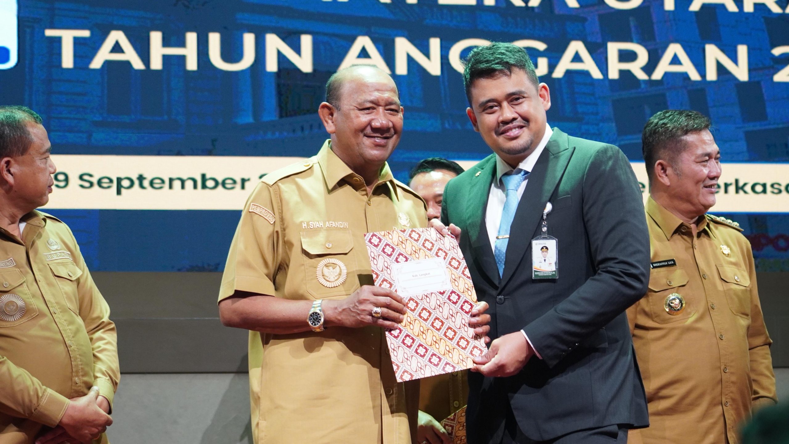 Syah Afandin Terima Penghargaan UHC, Komitmen Maksimalkan Pelayanan Kesehatan di Langkat