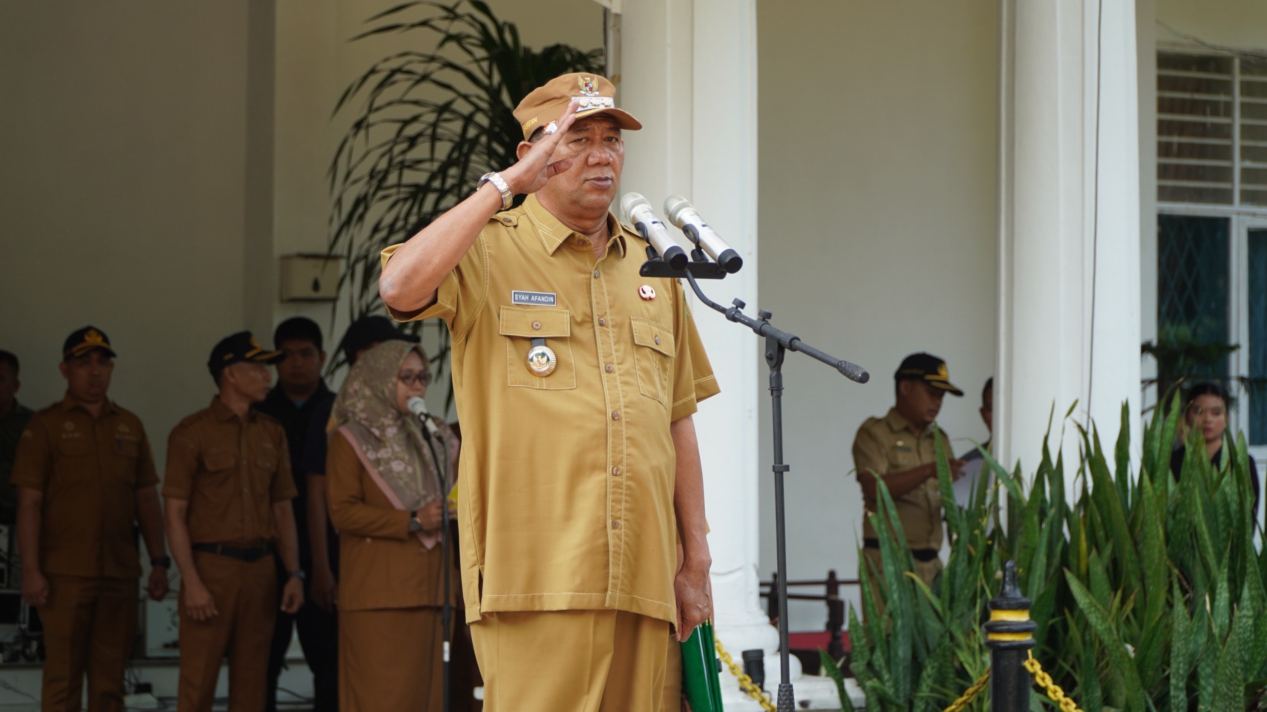 Syah Afandin Serahkan Penghargaan Kecamatan dan Kelurahan Terbaik 2025