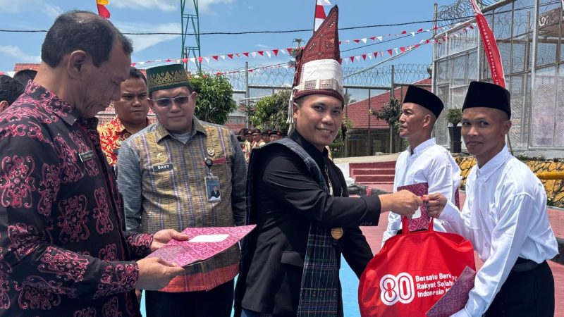 Wakil Bupati Simalungun Serahkan Surat Remisi Khusus kepada WBP Lapas Narkotika